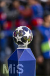 28.04.2026, Fussball UEFA Championsleague 2025/2026: Halbfinale Hinspiel,  Paris St. Germain - FC Bayern München, im Stadion Parc de Princes in Paris (Frankreich). Spielball von Adidas liegt auf der Stele bereit vor Anpfiff.