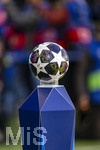 28.04.2026, Fussball UEFA Championsleague 2025/2026: Halbfinale Hinspiel,  Paris St. Germain - FC Bayern München, im Stadion Parc de Princes in Paris (Frankreich). Spielball von Adidas liegt auf der Stele bereit vor Anpfiff.