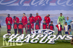 28.04.2026, Fussball UEFA Championsleague 2025/2026: Halbfinale Hinspiel,  Paris St. Germain - FC Bayern München, im Stadion Parc de Princes in Paris (Frankreich). v.li: Alphonso Davies (FC Bayern München), Luis Diaz (FC Bayern München), Aleksandar Pavlovic (Bayern München) , Dayot Upamecano (FC Bayern München), Jonathan Tah (FC Bayern München), Josip Stanisic (Bayern München), Torwart Manuel Neuer (FC Bayern München) Schiedsrichterassistentin Guadelupe Porras Ayuso (ESP)