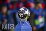 28.04.2026, Fussball UEFA Championsleague 2025/2026: Halbfinale Hinspiel,  Paris St. Germain - FC Bayern München, im Stadion Parc de Princes in Paris (Frankreich). Spielball von Adidas liegt auf der Stele.