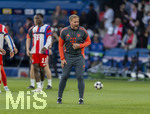 28.04.2026, Fussball UEFA Championsleague 2025/2026: Halbfinale Hinspiel,  Paris St. Germain - FC Bayern München, im Stadion Parc de Princes in Paris (Frankreich). Beim Aufwärmen: Kompany-Ersatz Co-Trainer Aaron Danks (Bayern München) feuert seine Mannschaft an