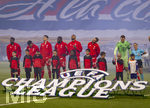 28.04.2026, Fussball UEFA Championsleague 2025/2026: Halbfinale Hinspiel,  Paris St. Germain - FC Bayern München, im Stadion Parc de Princes in Paris (Frankreich). v.li: Alphonso Davies (FC Bayern München), Luis Diaz (FC Bayern München), Aleksandar Pavlovic (Bayern München) , Dayot Upamecano (FC Bayern München), Jonathan Tah (FC Bayern München), Josip Stanisic (Bayern München), Torwart Manuel Neuer (FC Bayern München) Schiedsrichterassistentin Guadelupe Porras Ayuso (ESP)