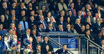 28.04.2026, Fussball UEFA Championsleague 2025/2026: Halbfinale Hinspiel,  Paris St. Germain - FC Bayern München, im Stadion Parc de Princes in Paris (Frankreich). Ehrentribüne, mit Präsident Nasser Al-Khelaifi (Paris St. Germain), Luis Campos (Sportlicher Berater, Paris SG), Präsident Herbert Hainer (FC Bayern), Vorstandsvorsitzender Jan-Christian Dreesen (FC Bayern München), li: Yael Braun Pivet (französische Politikerin (LREM), Nicolas Sarkozy (Ex-Präsident Frankreich)
