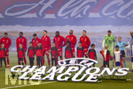 28.04.2026, Fussball UEFA Championsleague 2025/2026: Halbfinale Hinspiel,  Paris St. Germain - FC Bayern München, im Stadion Parc de Princes in Paris (Frankreich). v.li: Alphonso Davies (FC Bayern München), Luis Diaz (FC Bayern München), Aleksandar Pavlovic (Bayern München) , Dayot Upamecano (FC Bayern München), Jonathan Tah (FC Bayern München), Josip Stanisic (Bayern München), Torwart Manuel Neuer (FC Bayern München) Schiedsrichterassistentin Guadelupe Porras Ayuso (ESP)