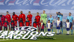 28.04.2026, Fussball UEFA Championsleague 2025/2026: Halbfinale Hinspiel,  Paris St. Germain - FC Bayern München, im Stadion Parc de Princes in Paris (Frankreich). v.li: Luis Diaz (FC Bayern München), Aleksandar Pavlovic (Bayern München) , Dayot Upamecano (FC Bayern München), Jonathan Tah (FC Bayern München), Josip Stanisic (Bayern München), Torwart Manuel Neuer (FC Bayern München) Schiedsrichterassistentin Guadelupe Porras Ayuso (ESP), Schiedsrichter Sandro Schärer, Schiedsrichter Assistent Angel Nevado (ESP)