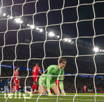 28.04.2026, Fussball UEFA Championsleague 2025/2026: Halbfinale Hinspiel,  Paris St. Germain - FC Bayern München, im Stadion Parc de Princes in Paris (Frankreich). Torwart Manuel Neuer (FC Bayern München) am Boden 

