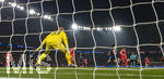 28.04.2026, Fussball UEFA Championsleague 2025/2026: Halbfinale Hinspiel,  Paris St. Germain - FC Bayern München, im Stadion Parc de Princes in Paris (Frankreich). re: Michael Olise (FC Bayern München) Torschuss zum 2:2, Torwart Matvey Safonov (FC Paris Saint-Germain) konzentriert in seinem Tor 
