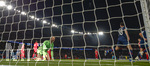 28.04.2026, Fussball UEFA Championsleague 2025/2026: Halbfinale Hinspiel,  Paris St. Germain - FC Bayern München, im Stadion Parc de Princes in Paris (Frankreich). Torwart Manuel Neuer (FC Bayern München) am Boden 
