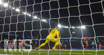 28.04.2026, Fussball UEFA Championsleague 2025/2026: Halbfinale Hinspiel,  Paris St. Germain - FC Bayern München, im Stadion Parc de Princes in Paris (Frankreich). re: Michael Olise (FC Bayern München) Torschuss zum 2:2, Torwart Matvey Safonov (FC Paris Saint-Germain) konzentriert in seinem Tor 
