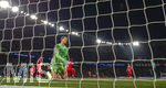 28.04.2026, Fussball UEFA Championsleague 2025/2026: Halbfinale Hinspiel,  Paris St. Germain - FC Bayern München, im Stadion Parc de Princes in Paris (Frankreich). Torwart Manuel Neuer (FC Bayern München) am Boden 
