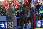 28.04.2026, Fussball UEFA Championsleague 2025/2026: Halbfinale Hinspiel,  Paris St. Germain - FC Bayern München, im Stadion Parc de Princes in Paris (Frankreich). Wayne Rooney (re)  und Clarence Seedorf (mitte) am Spielfeldrand als TV-Experten  