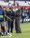 28.04.2026, Fussball UEFA Championsleague 2025/2026: Halbfinale Hinspiel,  Paris St. Germain - FC Bayern München, im Stadion Parc de Princes in Paris (Frankreich). Wayne Rooney (li)  und Clarence Seedorf (mitte) am Spielfeldrand als TV-Experten 
