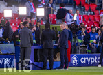 28.04.2026, Fussball UEFA Championsleague 2025/2026: Halbfinale Hinspiel,  Paris St. Germain - FC Bayern München, im Stadion Parc de Princes in Paris (Frankreich). Wayne Rooney (re)  und Clarence Seedorf (mitte) am Spielfeldrand als TV-Experten  
