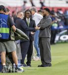 28.04.2026, Fussball UEFA Championsleague 2025/2026: Halbfinale Hinspiel,  Paris St. Germain - FC Bayern München, im Stadion Parc de Princes in Paris (Frankreich). Wayne Rooney (li)  und Clarence Seedorf (mitte) am Spielfeldrand als TV-Experten 