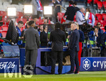 28.04.2026, Fussball UEFA Championsleague 2025/2026: Halbfinale Hinspiel,  Paris St. Germain - FC Bayern München, im Stadion Parc de Princes in Paris (Frankreich). Wayne Rooney (re)  und Clarence Seedorf (mitte) am Spielfeldrand als TV-Experten  