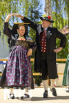 01.05.2026, Bad Wörishofen (Unterallgäu), gelebte Kultur und Brauchtum mit dem Maibaumfest: Das traditionelle Maifest mit Trachtenumzug, Tänzen, Musik und Bewirtung für Bürger und Gäste zieht hunderte Besucher bei sonnigem Frühlingswetter an. Traditionellens Kneippstädter Maifest beim Kunst- und Kulturhaus zum Gugger vom Trachtenverein Alpenblick e.V. Bad Wörishofen.
 