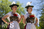 01.05.2026, Bad Wörishofen (Unterallgäu), gelebte Kultur und Brauchtum mit dem Maibaumfest: Das traditionelle Maifest mit Trachtenumzug, Tänzen, Musik und Bewirtung für Bürger und Gäste zieht hunderte Besucher bei sonnigem Frühlingswetter an. Traditionellens Kneippstädter Maifest beim Kunst- und Kulturhaus zum Gugger vom Trachtenverein Alpenblick e.V. Bad Wörishofen.
 