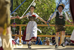 01.05.2026, Bad Wörishofen (Unterallgäu), gelebte Kultur und Brauchtum mit dem Maibaumfest: Das traditionelle Maifest mit Trachtenumzug, Tänzen, Musik und Bewirtung für Bürger und Gäste zieht hunderte Besucher bei sonnigem Frühlingswetter an. Traditionellens Kneippstädter Maifest beim Kunst- und Kulturhaus zum Gugger vom Trachtenverein Alpenblick e.V. Bad Wörishofen.
 
