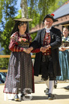 01.05.2026, Bad Wörishofen (Unterallgäu), gelebte Kultur und Brauchtum mit dem Maibaumfest: Das traditionelle Maifest mit Trachtenumzug, Tänzen, Musik und Bewirtung für Bürger und Gäste zieht hunderte Besucher bei sonnigem Frühlingswetter an. Traditionellens Kneippstädter Maifest beim Kunst- und Kulturhaus zum Gugger vom Trachtenverein Alpenblick e.V. Bad Wörishofen.
 