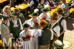 01.05.2026, Bad Wörishofen (Unterallgäu), gelebte Kultur und Brauchtum mit dem Maibaumfest: Das traditionelle Maifest mit Trachtenumzug, Tänzen, Musik und Bewirtung für Bürger und Gäste zieht hunderte Besucher bei sonnigem Frühlingswetter an. Traditionellens Kneippstädter Maifest beim Kunst- und Kulturhaus zum Gugger vom Trachtenverein Alpenblick e.V. Bad Wörishofen.
 