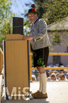 01.05.2026, Bad Wörishofen (Unterallgäu), gelebte Kultur und Brauchtum mit dem Maibaumfest: Der neue Bürgermeister von Bad Wörishofen, Daniel Pflügl bei seiner Rede am Podium. 
Das traditionelle Maifest mit Trachtenumzug, Tänzen, Musik und Bewirtung für Bürger und Gäste zieht hunderte Besucher bei sonnigem Frühlingswetter an. Traditionellens Kneippstädter Maifest beim Kunst- und Kulturhaus zum Gugger vom Trachtenverein Alpenblick e.V. Bad Wörishofen.
 