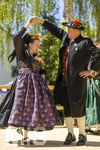 01.05.2026, Bad Wörishofen (Unterallgäu), gelebte Kultur und Brauchtum mit dem Maibaumfest: Das traditionelle Maifest mit Trachtenumzug, Tänzen, Musik und Bewirtung für Bürger und Gäste zieht hunderte Besucher bei sonnigem Frühlingswetter an. Traditionellens Kneippstädter Maifest beim Kunst- und Kulturhaus zum Gugger vom Trachtenverein Alpenblick e.V. Bad Wörishofen.
 