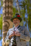01.05.2026, Bad Wörishofen (Unterallgäu), gelebte Kultur und Brauchtum mit dem Maibaumfest: Der neue Bürgermeister von Bad Wörishofen, Daniel Pflügl bei seiner Rede am Podium. 
Das traditionelle Maifest mit Trachtenumzug, Tänzen, Musik und Bewirtung für Bürger und Gäste zieht hunderte Besucher bei sonnigem Frühlingswetter an. Traditionellens Kneippstädter Maifest beim Kunst- und Kulturhaus zum Gugger vom Trachtenverein Alpenblick e.V. Bad Wörishofen.
 