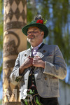 01.05.2026, Bad Wörishofen (Unterallgäu), gelebte Kultur und Brauchtum mit dem Maibaumfest: Der neue Bürgermeister von Bad Wörishofen, Daniel Pflügl bei seiner Rede am Podium. 
Das traditionelle Maifest mit Trachtenumzug, Tänzen, Musik und Bewirtung für Bürger und Gäste zieht hunderte Besucher bei sonnigem Frühlingswetter an. Traditionellens Kneippstädter Maifest beim Kunst- und Kulturhaus zum Gugger vom Trachtenverein Alpenblick e.V. Bad Wörishofen.
 