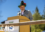 01.05.2026, Bad Wörishofen (Unterallgäu), gelebte Kultur und Brauchtum mit dem Maibaumfest: Der neue Bürgermeister von Bad Wörishofen, Daniel Pflügl bei seiner Rede am Podium. 
Das traditionelle Maifest mit Trachtenumzug, Tänzen, Musik und Bewirtung für Bürger und Gäste zieht hunderte Besucher bei sonnigem Frühlingswetter an. Traditionellens Kneippstädter Maifest beim Kunst- und Kulturhaus zum Gugger vom Trachtenverein Alpenblick e.V. Bad Wörishofen.
 