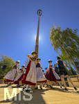 01.05.2026, Bad Wörishofen (Unterallgäu), gelebte Kultur und Brauchtum mit dem Maibaumfest: Das traditionelle Maifest mit Trachtenumzug, Tänzen, Musik und Bewirtung für Bürger und Gäste zieht hunderte Besucher bei sonnigem Frühlingswetter an. Traditionellens Kneippstädter Maifest beim Kunst- und Kulturhaus zum Gugger vom Trachtenverein Alpenblick e.V. Bad Wörishofen.
 