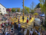 01.05.2026, Bad Wörishofen (Unterallgäu), gelebte Kultur und Brauchtum mit dem Maibaumfest: Das traditionelle Maifest mit Trachtenumzug, Tänzen, Musik und Bewirtung für Bürger und Gäste zieht hunderte Besucher bei sonnigem Frühlingswetter an. Traditionellens Kneippstädter Maifest beim Kunst- und Kulturhaus zum Gugger vom Trachtenverein Alpenblick e.V. Bad Wörishofen.
 