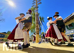 01.05.2026, Bad Wörishofen (Unterallgäu), gelebte Kultur und Brauchtum mit dem Maibaumfest: Das traditionelle Maifest mit Trachtenumzug, Tänzen, Musik und Bewirtung für Bürger und Gäste zieht hunderte Besucher bei sonnigem Frühlingswetter an. Traditionellens Kneippstädter Maifest beim Kunst- und Kulturhaus zum Gugger vom Trachtenverein Alpenblick e.V. Bad Wörishofen.
 