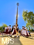 01.05.2026, Bad Wörishofen (Unterallgäu), gelebte Kultur und Brauchtum mit dem Maibaumfest: Das traditionelle Maifest mit Trachtenumzug, Tänzen, Musik und Bewirtung für Bürger und Gäste zieht hunderte Besucher bei sonnigem Frühlingswetter an. Traditionellens Kneippstädter Maifest beim Kunst- und Kulturhaus zum Gugger vom Trachtenverein Alpenblick e.V. Bad Wörishofen.
 