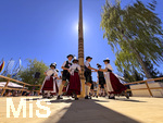 01.05.2026, Bad Wörishofen (Unterallgäu), gelebte Kultur und Brauchtum mit dem Maibaumfest: Das traditionelle Maifest mit Trachtenumzug, Tänzen, Musik und Bewirtung für Bürger und Gäste zieht hunderte Besucher bei sonnigem Frühlingswetter an. Traditionellens Kneippstädter Maifest beim Kunst- und Kulturhaus zum Gugger vom Trachtenverein Alpenblick e.V. Bad Wörishofen. 
 