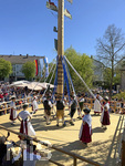 01.05.2026, Bad Wörishofen (Unterallgäu), gelebte Kultur und Brauchtum mit dem Maibaumfest: Das traditionelle Maifest mit Trachtenumzug, Tänzen, Musik und Bewirtung für Bürger und Gäste zieht hunderte Besucher bei sonnigem Frühlingswetter an. Traditionellens Kneippstädter Maifest beim Kunst- und Kulturhaus zum Gugger vom Trachtenverein Alpenblick e.V. Bad Wörishofen. 
 