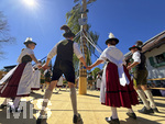 01.05.2026, Bad Wörishofen (Unterallgäu), gelebte Kultur und Brauchtum mit dem Maibaumfest: Das traditionelle Maifest mit Trachtenumzug, Tänzen, Musik und Bewirtung für Bürger und Gäste zieht hunderte Besucher bei sonnigem Frühlingswetter an. Traditionellens Kneippstädter Maifest beim Kunst- und Kulturhaus zum Gugger vom Trachtenverein Alpenblick e.V. Bad Wörishofen. 
 