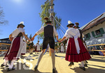 01.05.2026, Bad Wörishofen (Unterallgäu), gelebte Kultur und Brauchtum mit dem Maibaumfest: Das traditionelle Maifest mit Trachtenumzug, Tänzen, Musik und Bewirtung für Bürger und Gäste zieht hunderte Besucher bei sonnigem Frühlingswetter an. Traditionellens Kneippstädter Maifest beim Kunst- und Kulturhaus zum Gugger vom Trachtenverein Alpenblick e.V. Bad Wörishofen. 
 