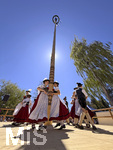 01.05.2026, Bad Wörishofen (Unterallgäu), gelebte Kultur und Brauchtum mit dem Maibaumfest: Das traditionelle Maifest mit Trachtenumzug, Tänzen, Musik und Bewirtung für Bürger und Gäste zieht hunderte Besucher bei sonnigem Frühlingswetter an. Traditionellens Kneippstädter Maifest beim Kunst- und Kulturhaus zum Gugger vom Trachtenverein Alpenblick e.V. Bad Wörishofen. 
 