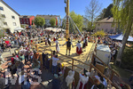 01.05.2026, Bad Wörishofen (Unterallgäu), gelebte Kultur und Brauchtum mit dem Maibaumfest: Das traditionelle Maifest mit Trachtenumzug, Tänzen, Musik und Bewirtung für Bürger und Gäste zieht hunderte Besucher bei sonnigem Frühlingswetter an. Traditionellens Kneippstädter Maifest beim Kunst- und Kulturhaus zum Gugger vom Trachtenverein Alpenblick e.V. Bad Wörishofen. 
 