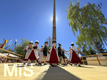 01.05.2026, Bad Wörishofen (Unterallgäu), gelebte Kultur und Brauchtum mit dem Maibaumfest: Das traditionelle Maifest mit Trachtenumzug, Tänzen, Musik und Bewirtung für Bürger und Gäste zieht hunderte Besucher bei sonnigem Frühlingswetter an. Traditionellens Kneippstädter Maifest beim Kunst- und Kulturhaus zum Gugger vom Trachtenverein Alpenblick e.V. Bad Wörishofen. 
 