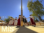01.05.2026, Bad Wörishofen (Unterallgäu), gelebte Kultur und Brauchtum mit dem Maibaumfest: Das traditionelle Maifest mit Trachtenumzug, Tänzen, Musik und Bewirtung für Bürger und Gäste zieht hunderte Besucher bei sonnigem Frühlingswetter an. Traditionellens Kneippstädter Maifest beim Kunst- und Kulturhaus zum Gugger vom Trachtenverein Alpenblick e.V. Bad Wörishofen. 
 