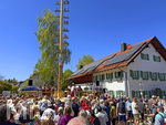 01.05.2026, Bad Wörishofen (Unterallgäu), gelebte Kultur und Brauchtum mit dem Maibaumfest: Das traditionelle Maifest mit Trachtenumzug, Tänzen, Musik und Bewirtung für Bürger und Gäste zieht hunderte Besucher bei sonnigem Frühlingswetter an. Traditionellens Kneippstädter Maifest beim Kunst- und Kulturhaus zum Gugger vom Trachtenverein Alpenblick e.V. Bad Wörishofen. 
 