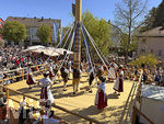 01.05.2026, Bad Wörishofen (Unterallgäu), gelebte Kultur und Brauchtum mit dem Maibaumfest: Das traditionelle Maifest mit Trachtenumzug, Tänzen, Musik und Bewirtung für Bürger und Gäste zieht hunderte Besucher bei sonnigem Frühlingswetter an. Traditionellens Kneippstädter Maifest beim Kunst- und Kulturhaus zum Gugger vom Trachtenverein Alpenblick e.V. Bad Wörishofen. 
 