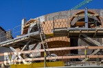 02.05.2026, Bad Wörishofen (Unterallgäu), Baustelle Löwenbräu-Arkaden Bad Wörishofen, der Neubau der Firma Glass aus Mindelheim kommt zügig voran, das Untergeschoss ist schon gut zu erkennen mit dem Rundbau. Neben Wohnungen und Gastronomie und Tiefgaragen entsteht ein Ort der Begegnung im Herzen von Bad Wörishofen.  
