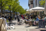 02.05.2026, Bad Wörishofen (Unterallgäu), Fussgängerzone, Eisdielen sind voll mit Besuchern.