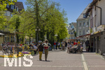 02.05.2026, Bad Wörishofen (Unterallgäu), Fussgängerzone, Eisdielen sind voll mit Besuchern.