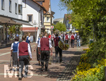 02.05.2026, Bad Wörishofen (Unterallgäu), Fussgängerzone, Blasmusiker laufen mit ihren Instrumenten auf der Promenade.