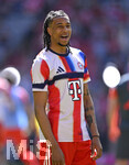 02.05.2026, Fussball Bundesliga 2025/2026, 32.Spieltag, FC Bayern München - 1.FC Heidenheim, in der Allianz-Arena München,  Michael Olise (FC Bayern München) zufrieden.


