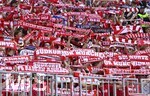 02.05.2026, Fussball Bundesliga 2025/2026, 32.Spieltag, FC Bayern München - 1.FC Heidenheim, in der Allianz-Arena München,   Schals werden von den Fans in der Südkurve hoch gehalten


