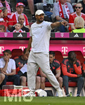 02.05.2026, Fussball Bundesliga 2025/2026, 32.Spieltag, FC Bayern München - 1.FC Heidenheim, in der Allianz-Arena München,   Trainer Vincent Kompany (FC Bayern München) gestikuliert.


